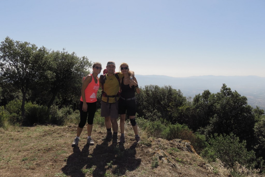 Montse, Joaquín y Anna en la cima de Sant Elies, 1.001 mts.